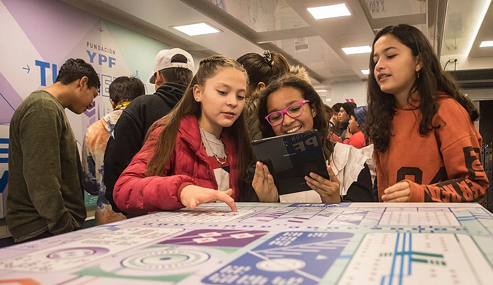 niños participando en una actividad del espacio de la energía