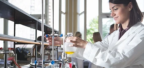 investigadora en laboratorio